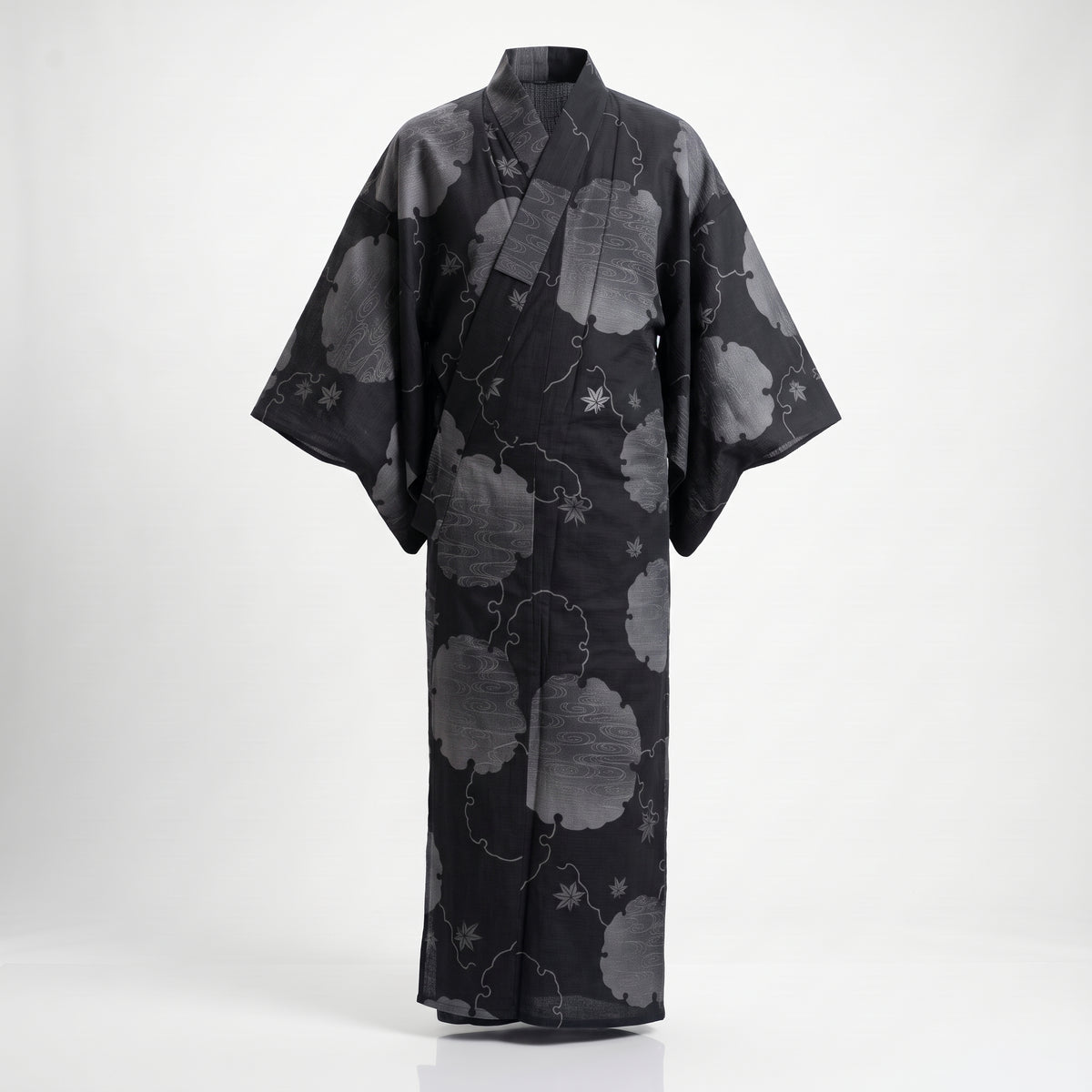 Yukata japonais homme noir à grandes formes grises et feuilles d'érable, présenté de face sur fond clair
